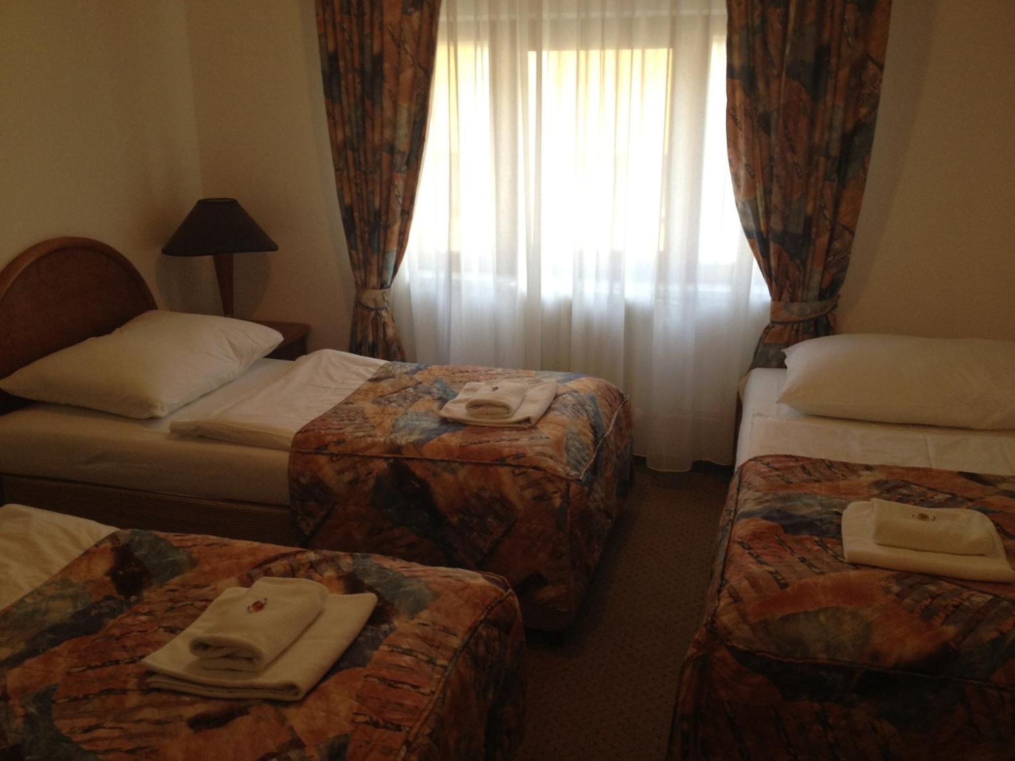 Hotel Chotol Horoměřice Εξωτερικό φωτογραφία