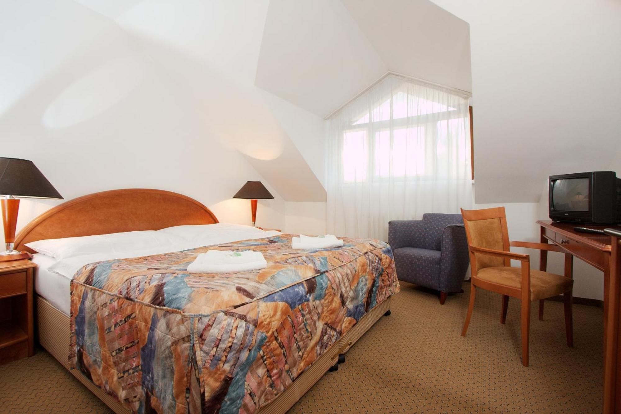 Hotel Chotol Horoměřice Εξωτερικό φωτογραφία