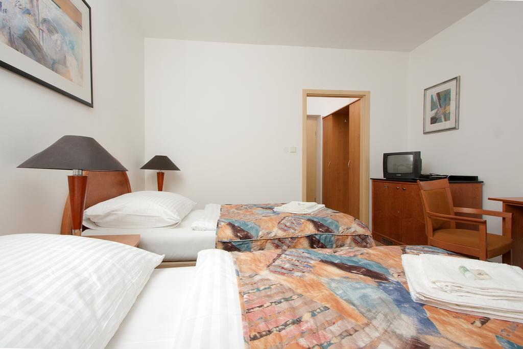 Hotel Chotol Horoměřice Δωμάτιο φωτογραφία